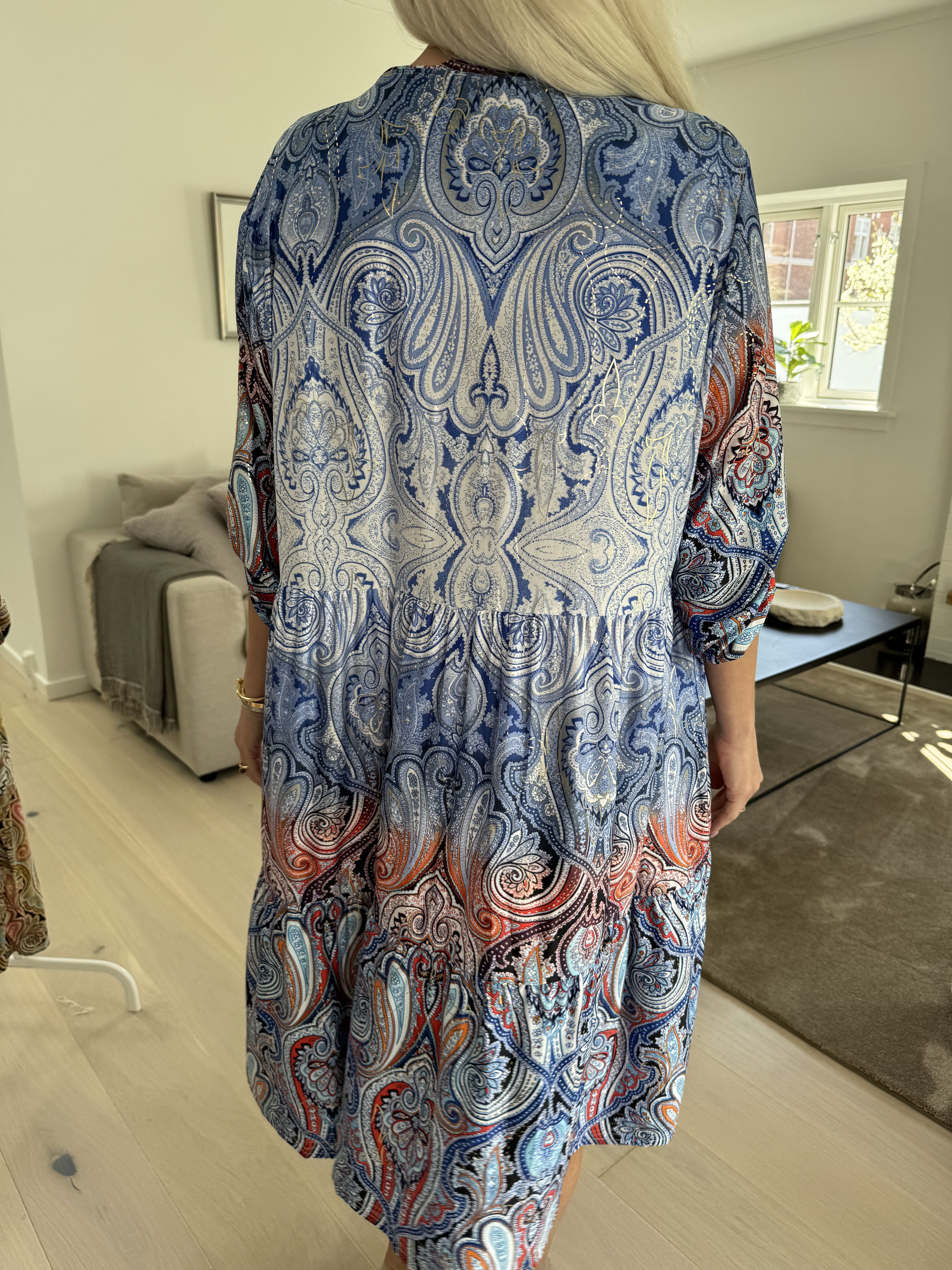 Milano Tamaria Midi - Kjole i fint print i lag på lag look